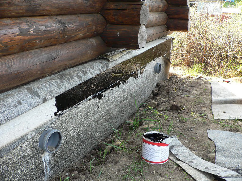 Проведение гидроизоляции фундамента деревянного дома